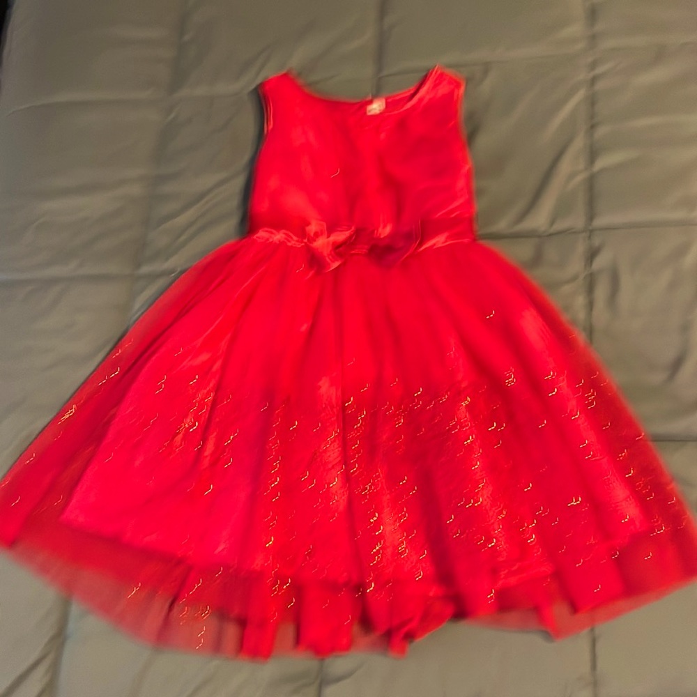 FANCY GIRLS FORMAL DRESS!  Size 6/6x! Bright and shiny RED!